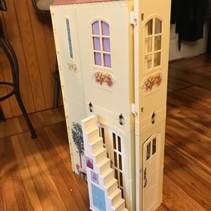 Nostalgic Barbie dollhouse!